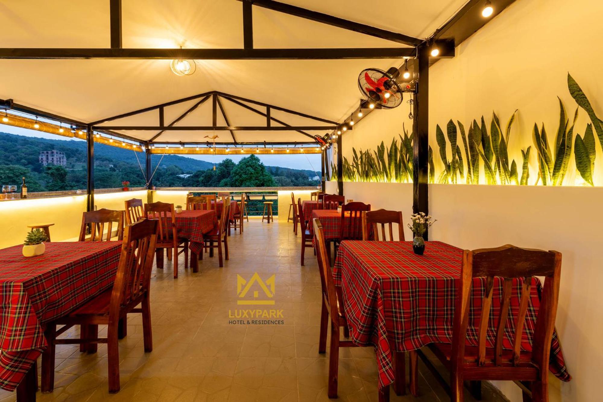 Luxy Park Hotel - Phu Quoc Centre Exteriör bild